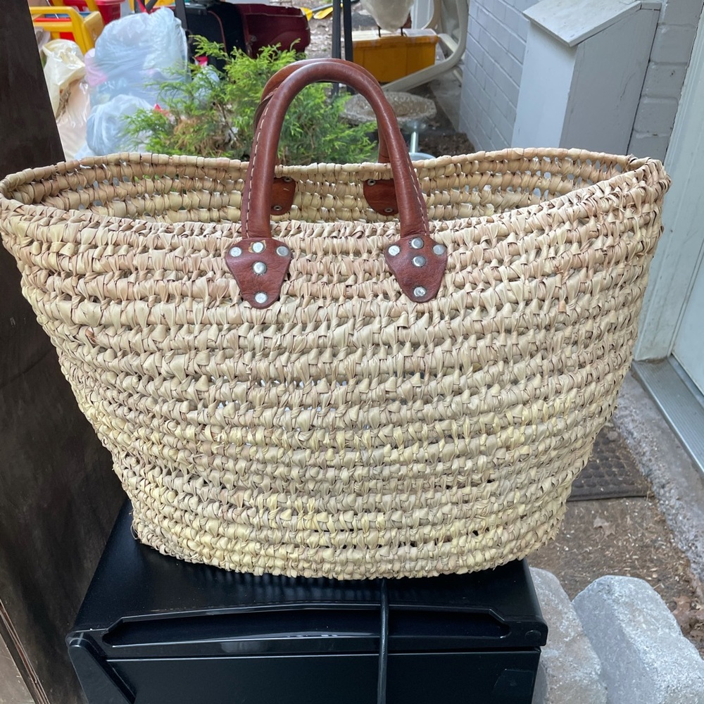 Beautiful Straw w/ Leather Button Strap Beach Bag